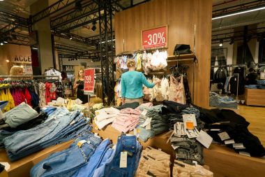 Saint Petersburg, Rusya Federasyonu - Ağustos, 2017 yaklaşık: Bershka mağaza Galeria alışveriş merkezi. Bershka bir perakendeci ve İspanyol Inditex grubun parçası olduğunu