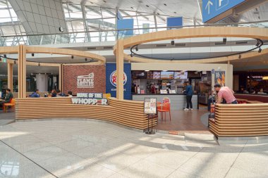 Incheon, Güney Kore - Mayıs, 2017 yaklaşık: Burger King Incheon Uluslararası Havaalanı'nda. Burger King hamburger fast food restoranlar Amerikan küresel zinciridir. 