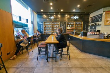 Saint Petersburg, Rusya Federasyonu - Ağustos, 2017 yaklaşık: İçinde Starbucks kahve dükkanı. Şirket ve kahvehane bir Amerikan kahve zinciri Starbucks kuruluştur.