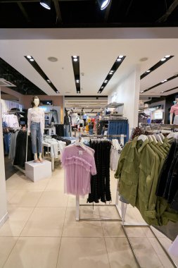 Saint Petersburg, Rusya Federasyonu - Ağustos, 2017 yaklaşık: Topshop Galeria alışveriş merkezi. Topshop Giyim, Ayakkabı, makyaj ve Aksesuar bir İngiliz çokuluslu moda perakendecisi olduğunu.