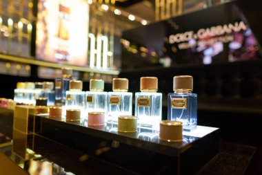 Doha, Katar - Mayıs, 2017 yaklaşık: Dolce & Gabbana parfüm Hamad uluslararası Doha Havalimanı ekranda. Dolce ve Gabbana bir İtalyan lüks moda ev..