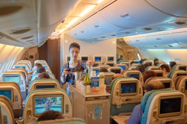 Singapur - 03 Kasım 2015: uçuş görevlisi hizmet yiyecek ve içecek Singapur Hava Yolları'nın Airbus A380, uçaktaki yolcuları için