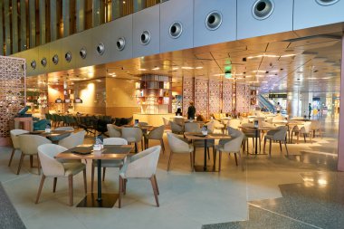 Doha, Katar - Mayıs, 2017 yaklaşık: Q Cafe Hamad Uluslararası Havaalanı, Doha, Katar başkenti şehir.