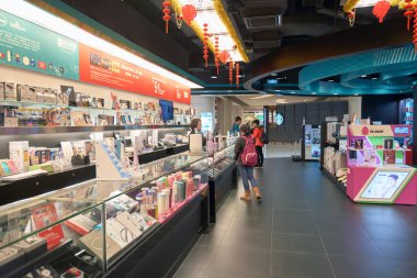 Hong Kong - Ocak, 2016 yaklaşık: bir elektronik mağazasında alışveriş merkezi Hong Kong. Alışveriş Hong Kong çok popüler bir sosyal aktivite olduğunu.