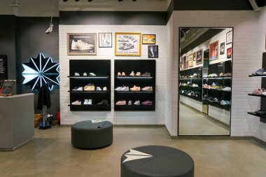 Saint Petersburg, Rusya Federasyonu - Ağustos, 2017 yaklaşık: Galeria alışveriş merkezi Reebok klasik içinde saklayın. Reebok klasik popüler rahat kıyafet oldu spor ayakkabıları oluşan bir yaşam tarzı ayakkabı markasıdır.