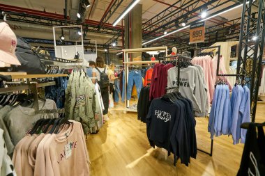 Saint Petersburg, Rusya Federasyonu - Ağustos, 2017 yaklaşık: Bershka mağaza Galeria alışveriş merkezi. Bershka bir perakendeci ve İspanyol Inditex grubun parçası olduğunu