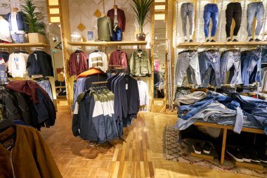 Saint Petersburg, Rusya Federasyonu - Ağustos, 2017 yaklaşık: Galeria alışveriş merkezi çekme ve ayının içinde saklayın. Çekme ve İspanyol hazır giyim ve aksesuarları perakendeci ayıdır