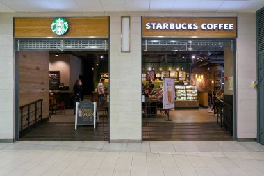 Saint Petersburg, Rusya Federasyonu - Ağustos, 2017 yaklaşık: Starbucks kahve dükkanında Saint Petersburg bir alışveriş merkezinde. Şirket ve kahvehane bir Amerikan kahve zinciri Starbucks kuruluştur.