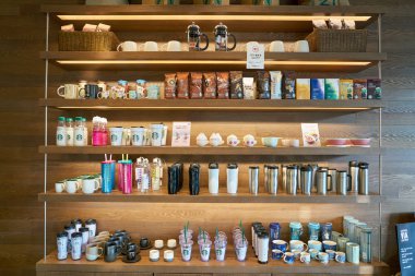 Busan, Güney Kore - Mayıs, 2017 yaklaşık: Ürünler Starbucks coffee shop Busan içinde ekranda. Şirket ve kahvehane bir Amerikan kahve zinciri Starbucks kuruluştur.