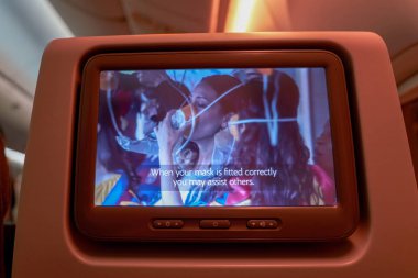 Incheon, Güney Kore - Haziran, 2017 yaklaşık: Qatar Airways Boeing 777, kabin içinde bir koltuk-arka ekran görüntüsünü yakından. Katar Havayolları, Katar devlet bayrak taşıyıcı olduğunu.