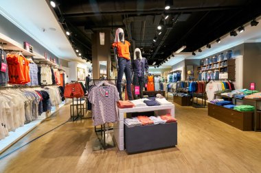 Saint Petersburg, Rusya Federasyonu - Ağustos, 2017 yaklaşık: Galeria alışveriş merkezi Tom Tailor içinde saklayın. Tom Tailor bir Alman yaşam tarzı giyim firmasıdır.