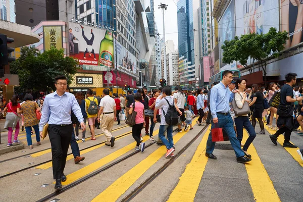 Hong Kong Circa Noviembre 2016 Multitud Personas Caminando Cruzando Carretera —  Fotos de Stock