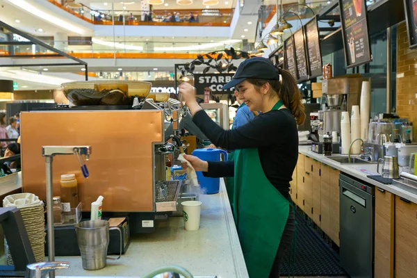 Сайнт Петербург Россия Circa August 2017 Работник Кофейни Starbucks Санкт — стоковое фото