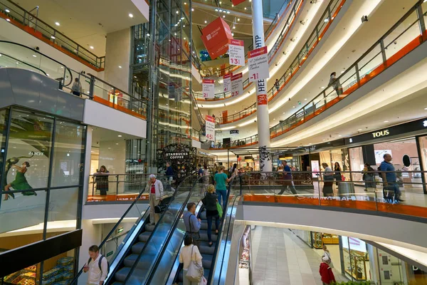 サンクトペテルブルク ロシア連邦 2017 内部のセント ピーターズバーグのショッピング センターします ガレリアは主要なショッピング エンターテイメント センターは サンクトペテルブルクのダウンタウンにあります — ストック写真