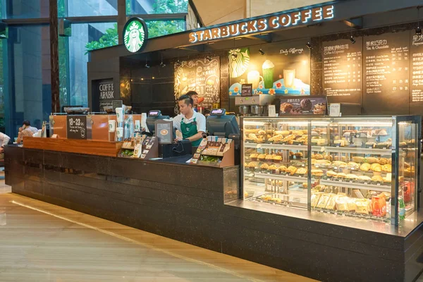 2015年10月 星巴克咖啡店在深圳 星巴克公司是一家美国咖啡公司和咖啡馆连锁店 — 图库照片
