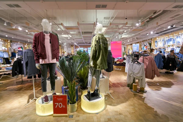 Saint Petersburg Rusia Circa Agosto 2017 Dentro Tienda Pull Bear — Foto de Stock