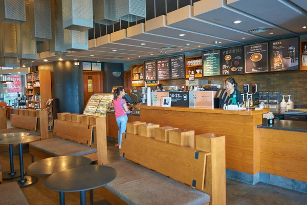 2015年10月 在深圳星巴克咖啡店 星巴克公司是一家美国咖啡公司和咖啡馆连锁店 — 图库照片