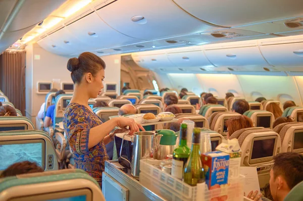 Singapore November 2015 Stewardess Dienen Eten Drinken Aan Passagiers Aan — Stockfoto