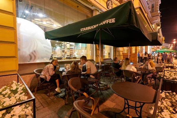 Saint Petersburg Rússia Circa August 2017 Pessoas Café Starbucks São — Fotografia de Stock