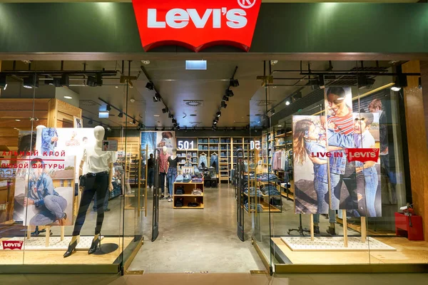 Saint Petersburg, Rusya Federasyonu - Ağustos, 2017 yaklaşık: Levi's store Galeria alışveriş merkezi.