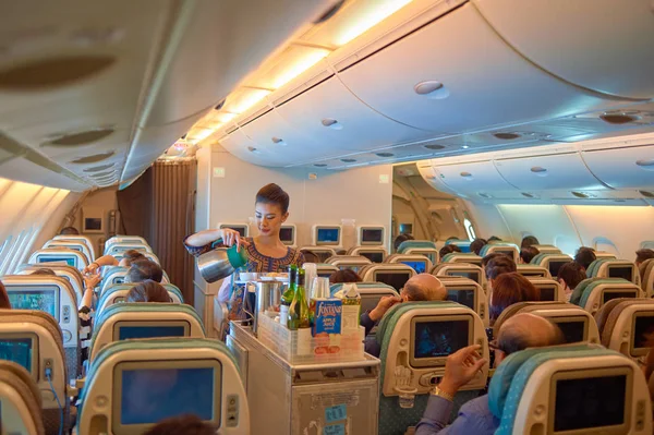 Сингапур Ноября 2015 Года Бортпроводница Обслуживает Пассажиров Борту Singapore Airlines — стоковое фото