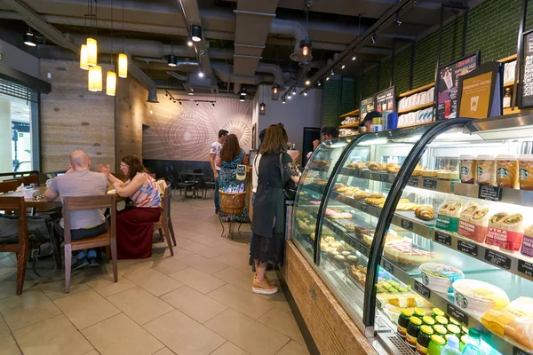 Saint Petersburg Rusya Federasyonu Ağustos 2017 Yaklaşık Starbucks Kahve Dükkanında — Stok fotoğraf