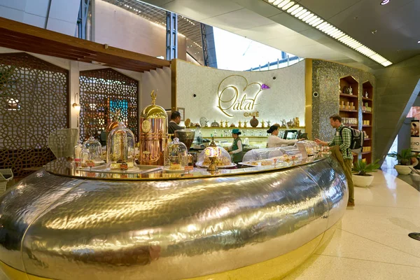 卡塔尔 2017年5月 Qataf 咖啡馆咖啡柜台在多哈的哈马德国际机场 首都卡塔尔 — 图库照片