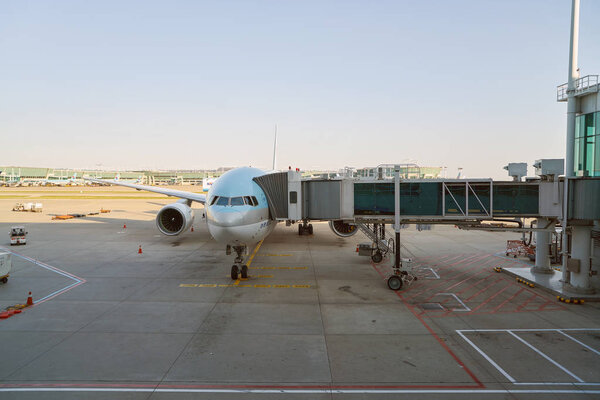 ИНЧХЕОН, ЮЖНАЯ КОРЕЯ - CIRCA, 2017: Самолет Korean Air сел в международном аэропорту Инчхон. Международный аэропорт Инчхон является основным аэропортом, обслуживающим столичный район Сеула
.