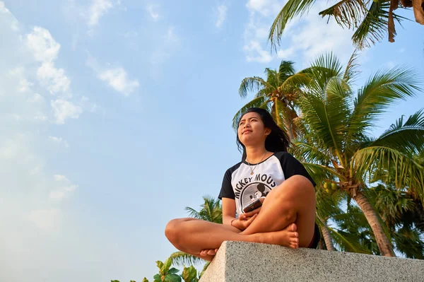 Pattaya Thailand Fevereiro Circa 2016 Mulher Sentada Sozinha Olhando Para — Fotografia de Stock