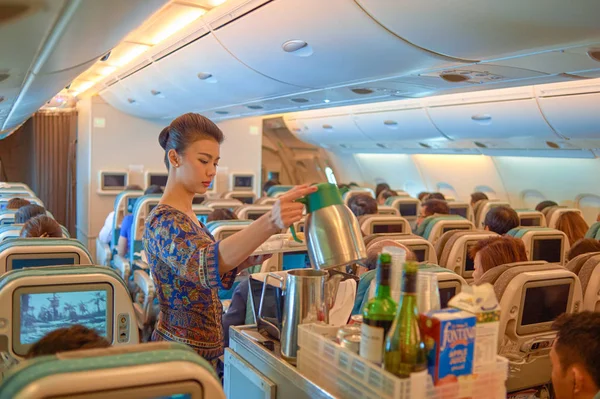 Singapur Noviembre 2015 Auxiliar Vuelo Sirve Comida Bebidas Los Pasajeros — Foto de Stock