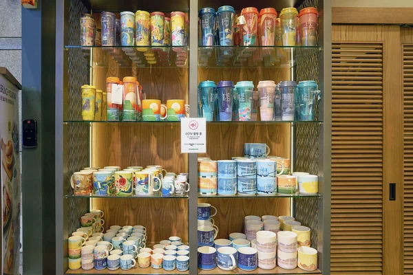 韩国仁川 2017年5月 在星巴克咖啡店展出的商品 星巴克公司是一家美国咖啡公司和咖啡馆连锁店 — 图库照片