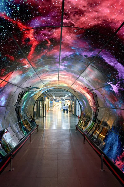 Seoul, Güney Kore - Haziran, 2017 yaklaşık: Namsan Seul Kulesi 1f - Oled tünel. OLED paneller Seviye 1-4 Namsan Seul kuleden her yerde görüntülenir.