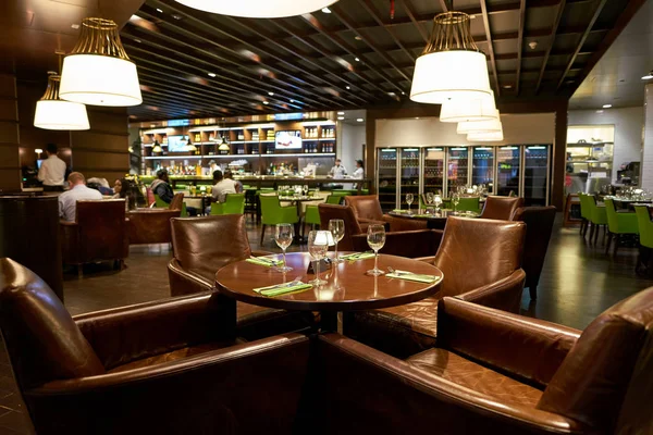 ドーハ カタール 2017 グランド ハマド ドーハ国際空港でコントワールの中 グラン コントワールは上品なブラッスリー スタイルのレストラン — ストック写真