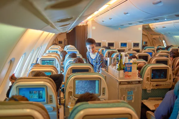 Сингапур Ноября 2015 Года Бортпроводница Обслуживает Пассажиров Борту Singapore Airlines — стоковое фото
