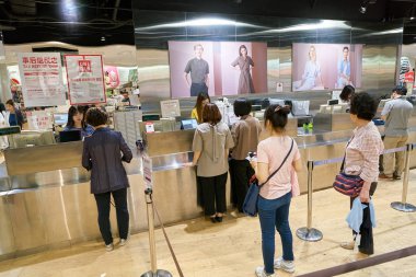 South Korea, Busan, - 28 Mayıs 2017: Lotte mağaza, Japon giyim Tasarımcısı, üretici ve perakendeci içinde Uniqlo mağazasında