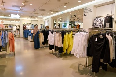 Rusya, Saint Petersburg - Ağustos, 2017 yaklaşık: Galeria alışveriş merkezi mağaza içinde H ve M