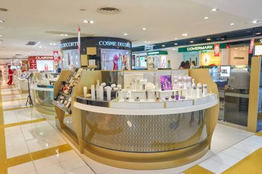 Çin, Hong Kong - 26 Aralık 2015: Kozmetik alışveriş merkezi Hong Kong ekranda