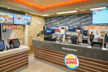Rusya, Saint Petersburg - Ekim, 2017 yaklaşık: Inside Burger King Restoran