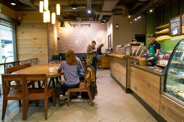 Rusya, Saint Petersburg - Ekim, 2017 yaklaşık: Saint Petersburg Inside Starbucks kahve dükkanı
