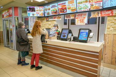 Rusya, Saint Petersburg - Ekim, 2017 yaklaşık: Inside Burger King Restoran