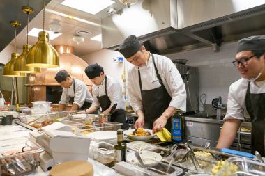 South Korea, Busan - 28 Mayıs 2017: Modern açık mutfak yer İtalyan bistro, Lotte mağazası, personel