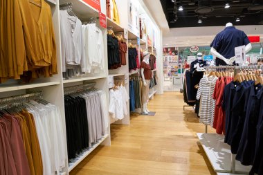 South Korea, Busan, - 28 Mayıs 2017: Lotte mağaza, Japon giyim Tasarımcısı, üretici ve perakendeci içinde Uniqlo mağazasında