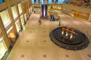 Çin, Hong Kong - 25 Ekim 2015: Inside Landmark Alışveriş Merkezi