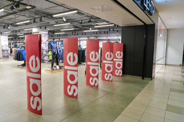 Rusya, Saint Petersburg - Ağustos, 2017 yaklaşık: Inside Adidas Galeria alışveriş merkezi mağaza