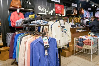 Rusya, Saint Petersburg - Ekim, 2017 yaklaşık: Inside Quicksilver mağaza, Amerikan perakende şirketi spor