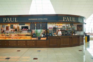 Birleşik Arap Emirlikleri, Dubai - Nisan 2014 yaklaşık: Paul Dubai Uluslararası Havalimanı