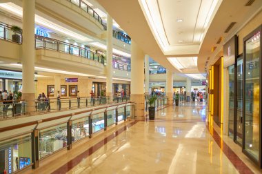 Malezya, Kuala Lumpur - 23 Nisan 2014: mağazasında Suria Klcc alışveriş merkezi