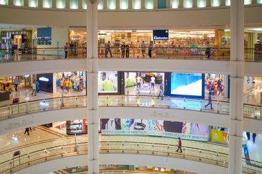 Malezya, Kuala Lumpur - 23 Nisan 2014: mağazasında Suria Klcc alışveriş merkezi