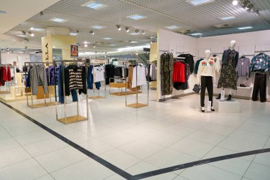 Rusya, Saint Petersburg - Ekim, 2017 yaklaşık: Inside Stockmann Nevsky Merkezi, Alışveriş Merkezi, Saint Petersburg