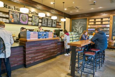 Saint Petersburg, Rusya Federasyonu - Ekim, 2017 yaklaşık: Inside Starbucks kahve dükkanı, Amerikan kahve şirket ve kahvehane zinciri